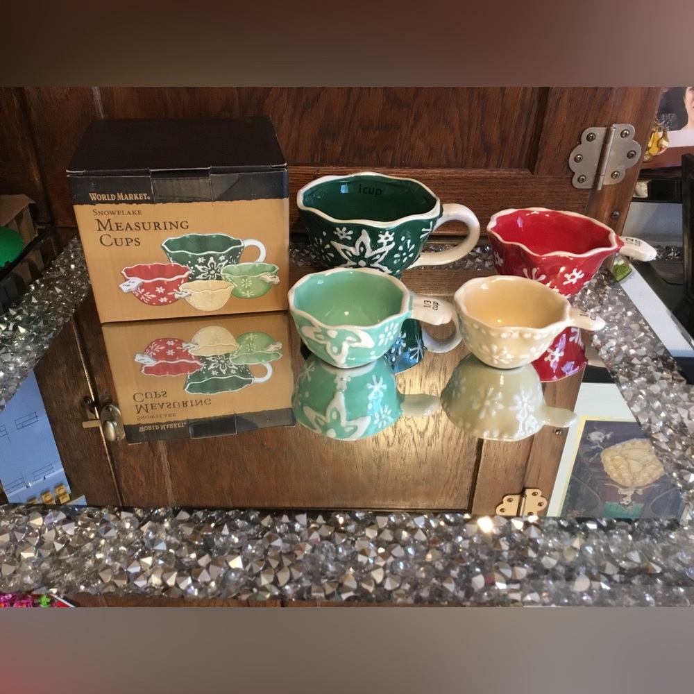Snowflake measuring cups